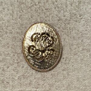 Elegant scarf clip